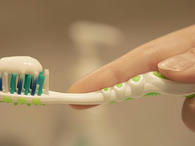 ESTOS son los trucos caseros ideales para eliminar manchas de pasta de dientes de la ropa