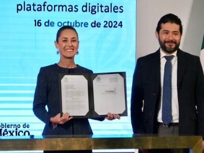 Claudia Sheinbaum firma iniciativa para asegurar derechos de trabajadores de plataformas digitales